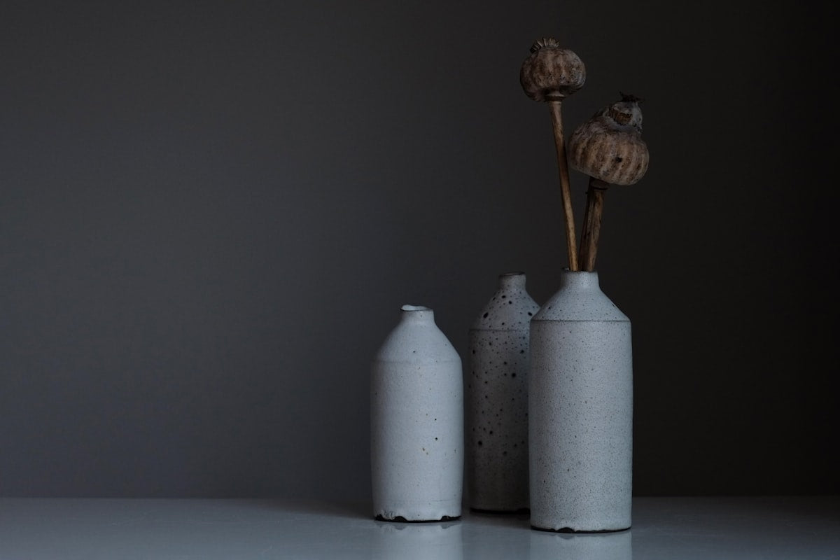 Pièces en céramique artisanale posées sur une étagère, entretien et décoration intérieure