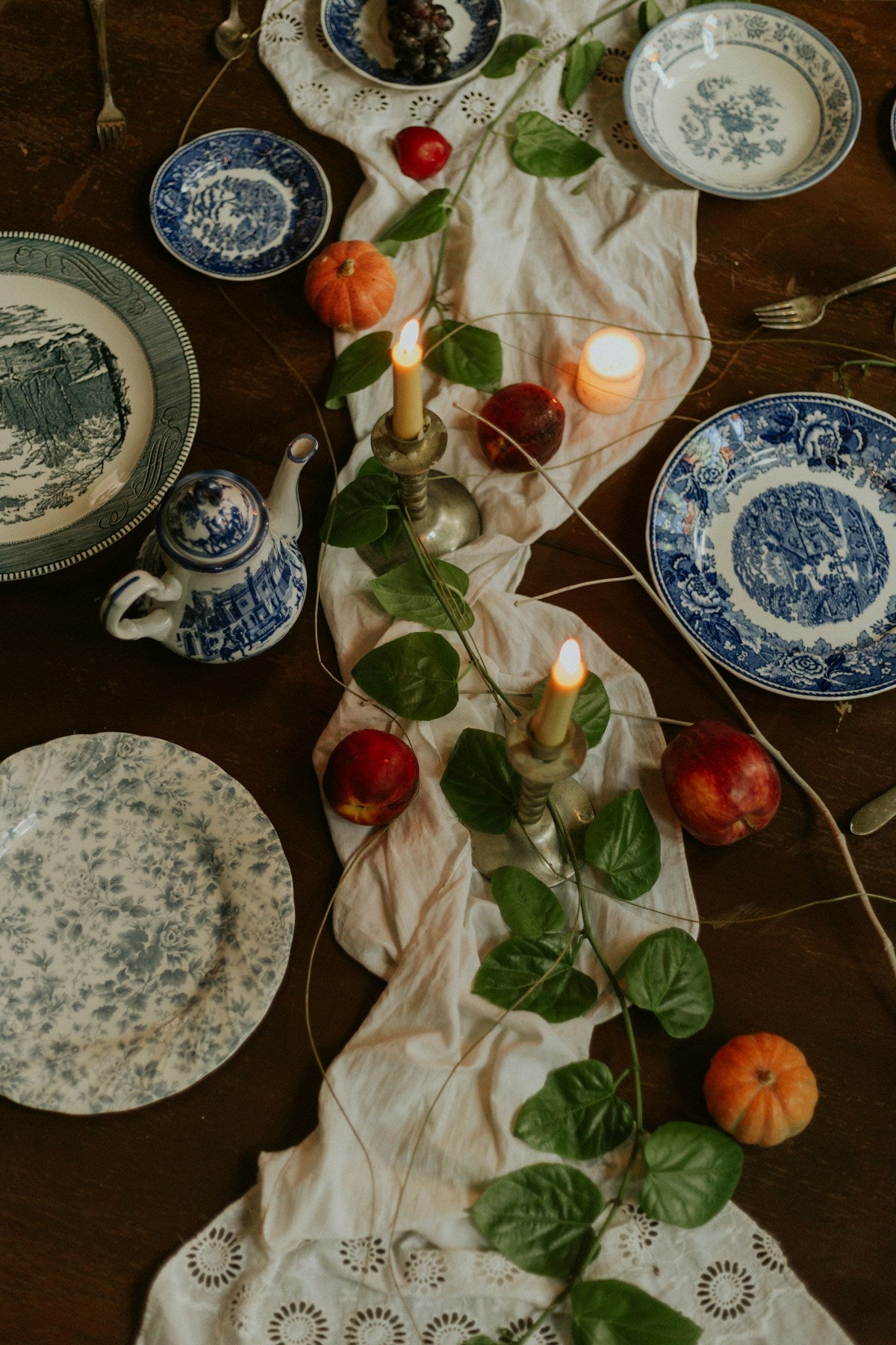 Assortiment d'assiettes en céramique artisanale colorées — idées décoration murale