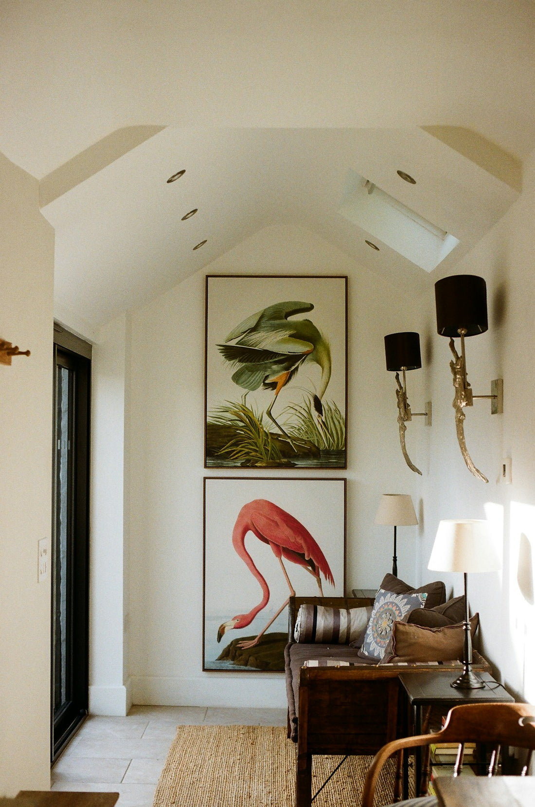 Illustrations d'oiseaux encadrées sur un mur intérieur — inspiration décoration murale avec des hirondelles