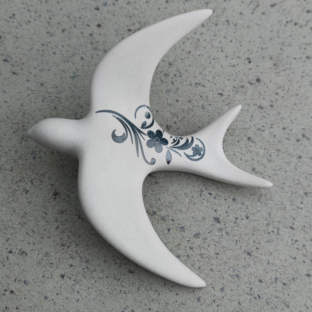 Hirondelle murale en céramique artisanale finition naturelle - décoration murale fait main Tatooceram