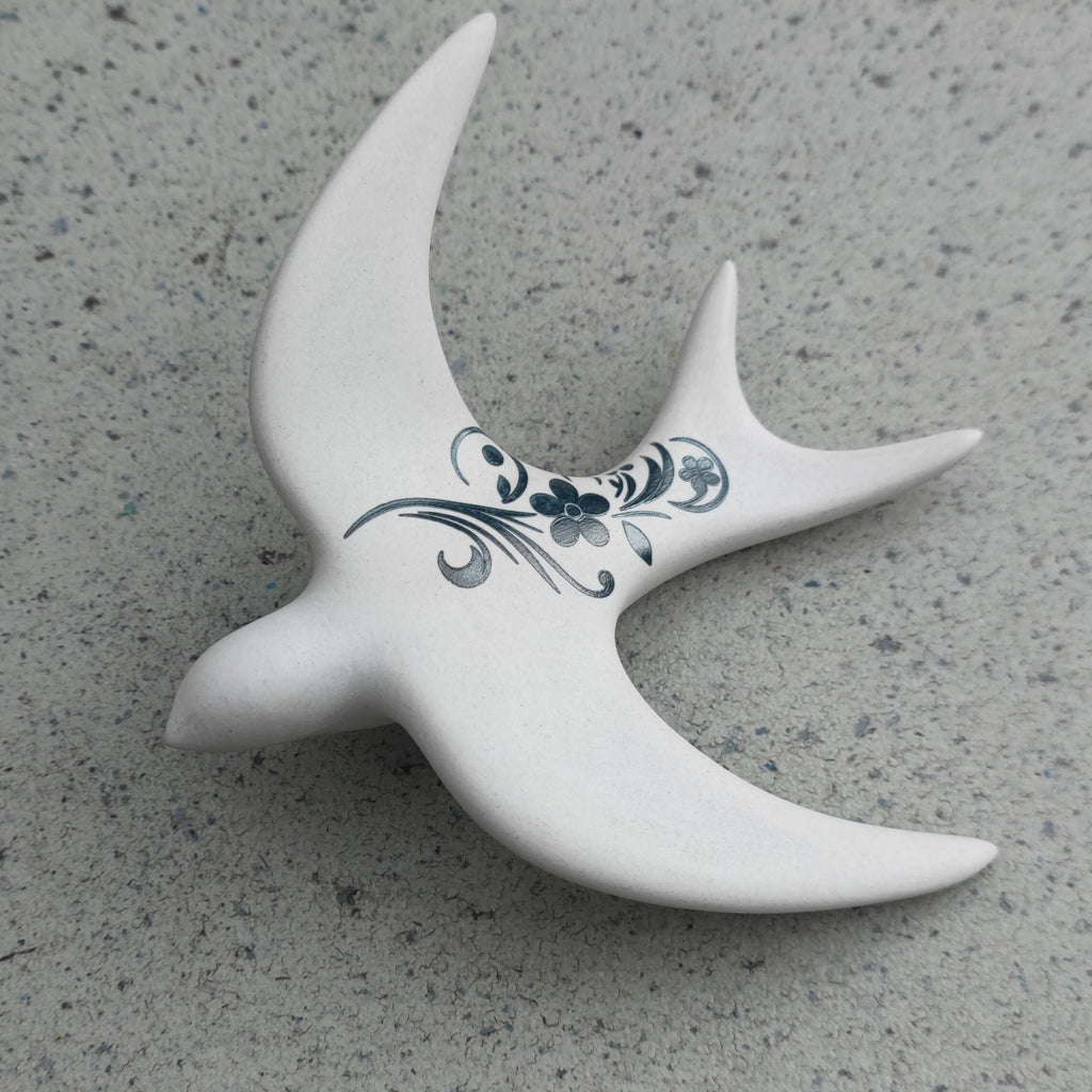 Hirondelle murale céramique vitrifiée finition naturelle - pièce unique artisanale Tatooceram - vue d'ensemble