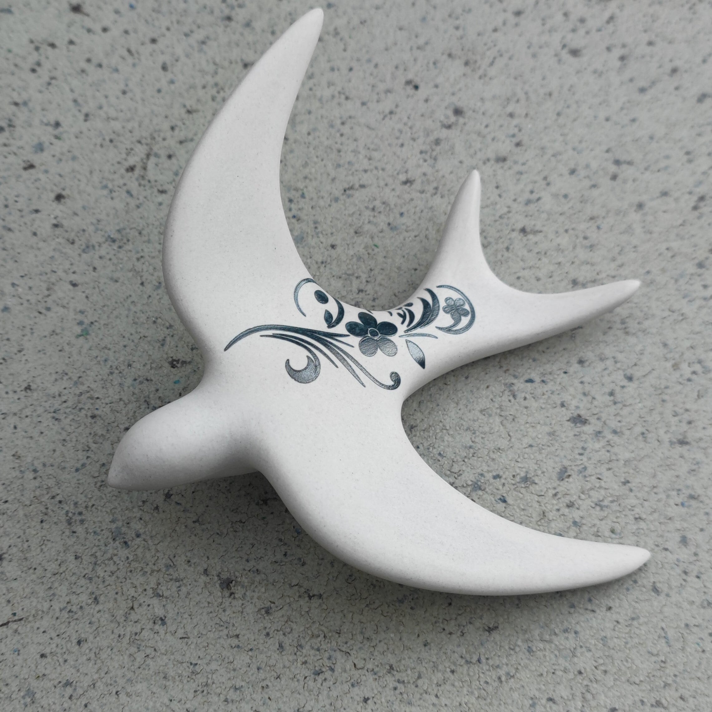 Hirondelle murale céramique vitrifiée finition naturelle - pièce unique artisanale Tatooceram - vue d'ensemble