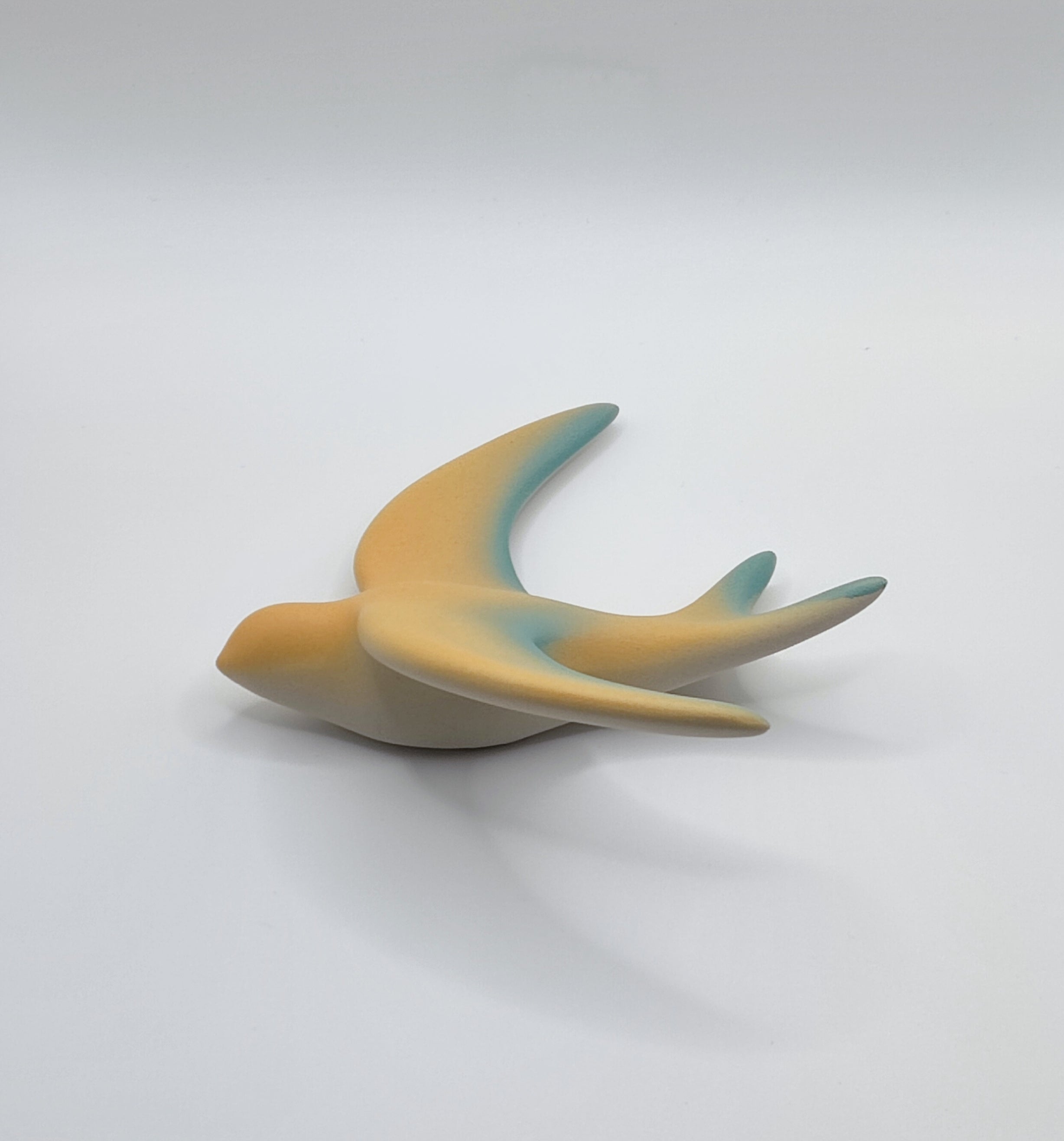 Hirondelle murale jaune et bleue dégradée  en céramique