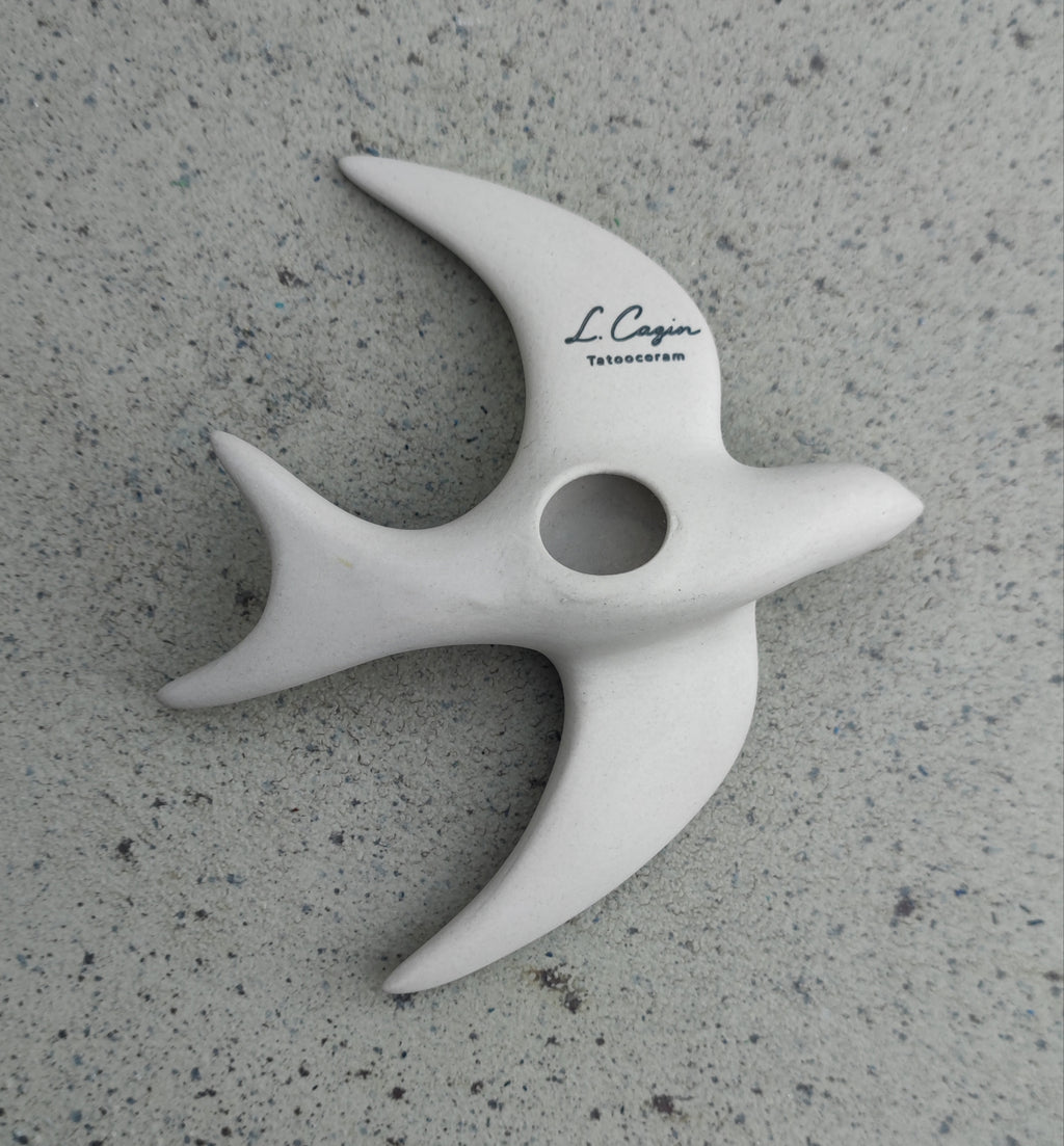 Hirondelle murale en porcelaine vitrifiée – Finition naturelle & gravure florale d’art ✨