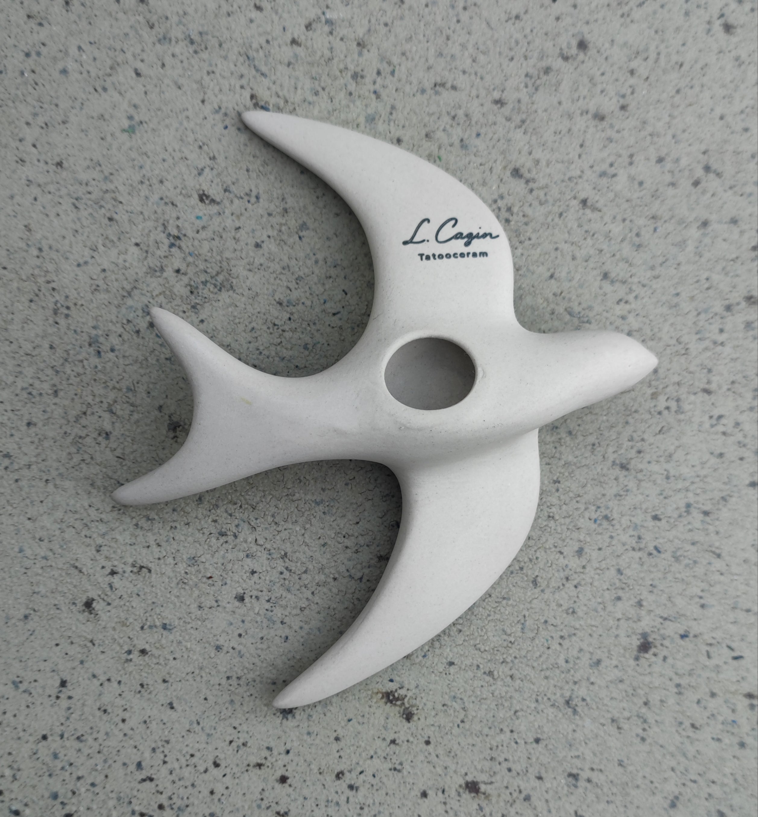 Hirondelle murale en porcelaine vitrifiée – Finition naturelle & gravure florale d’art ✨