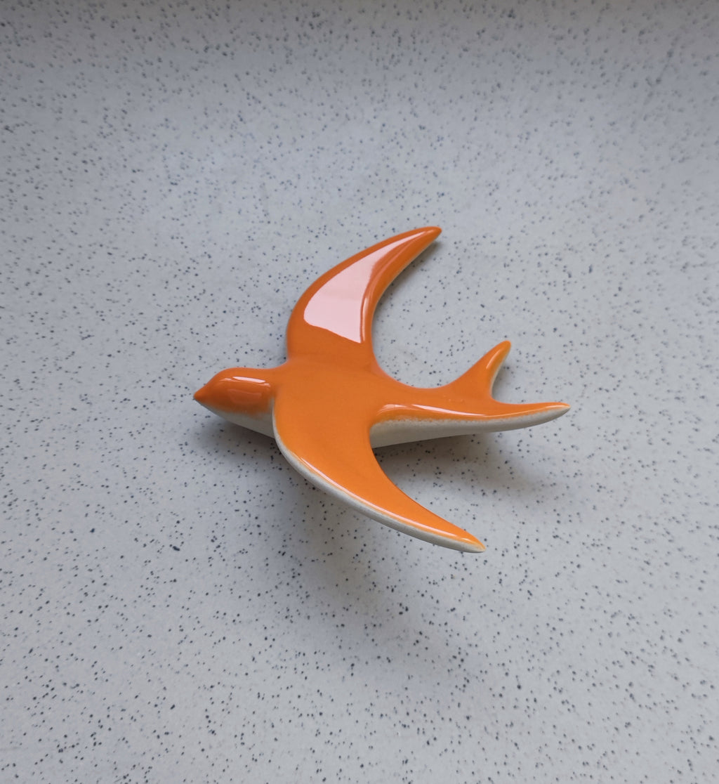 Hirondelle murale en porcelaine orange – Décoration artisanale intérieure / extérieure