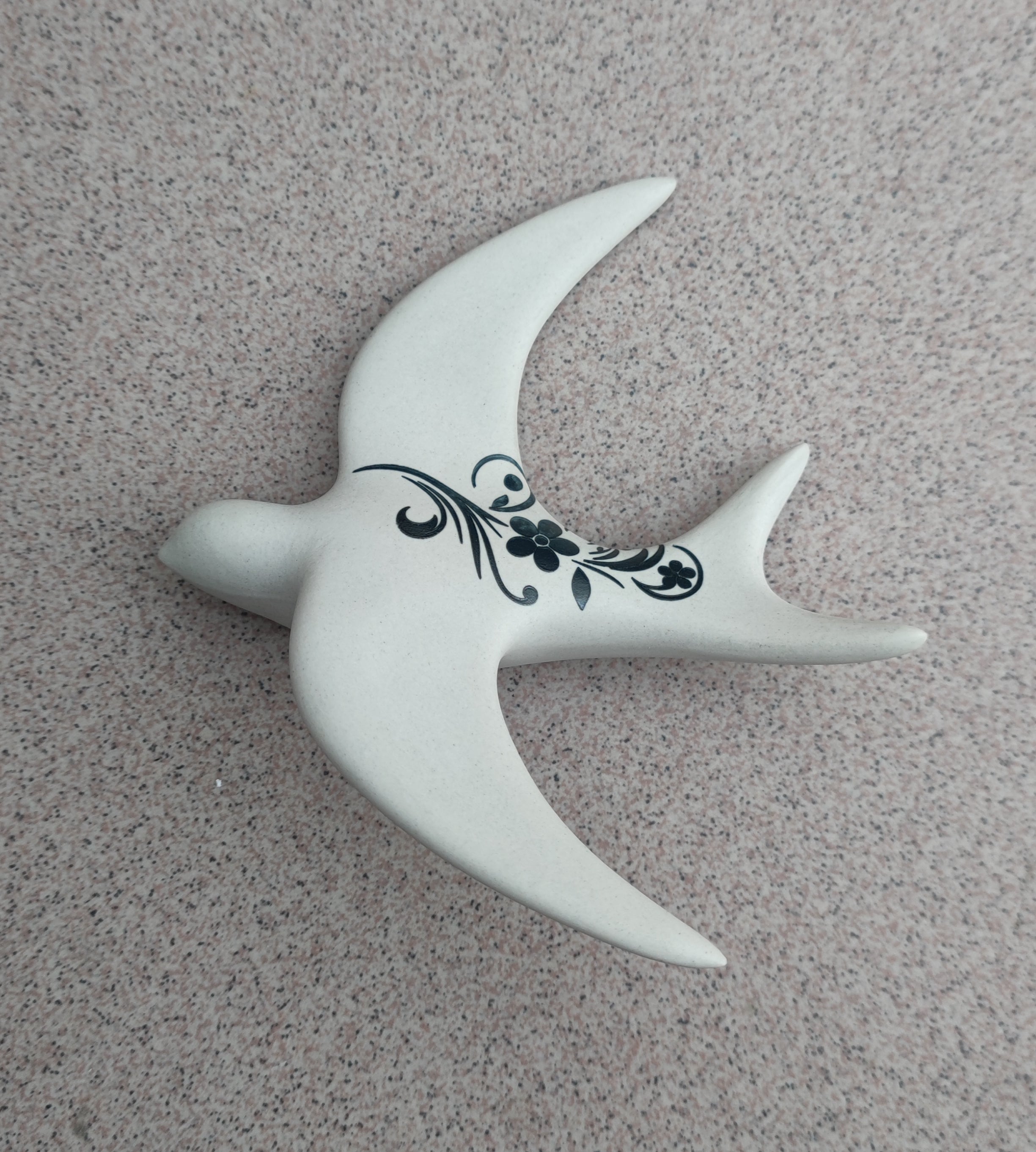 Hirondelle murale en porcelaine vitrifiée – Finition naturelle & gravure florale d’art ✨