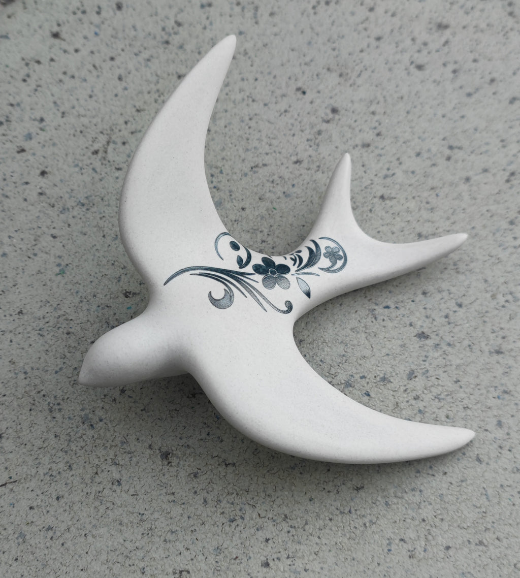 Hirondelle murale en porcelaine vitrifiée – Finition naturelle & gravure florale d’art ✨