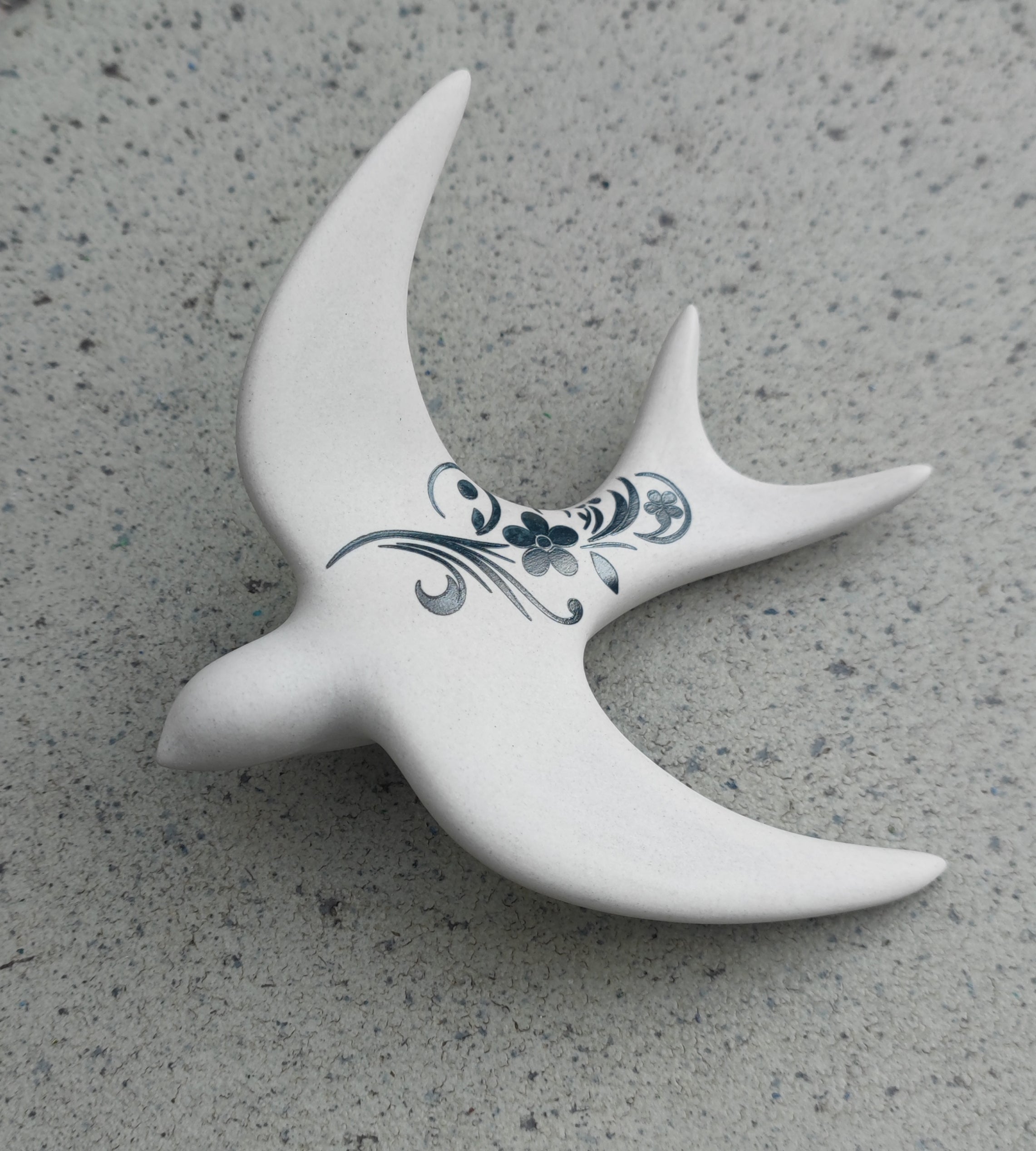 Hirondelle murale en porcelaine vitrifiée – Finition naturelle & gravure florale d’art ✨