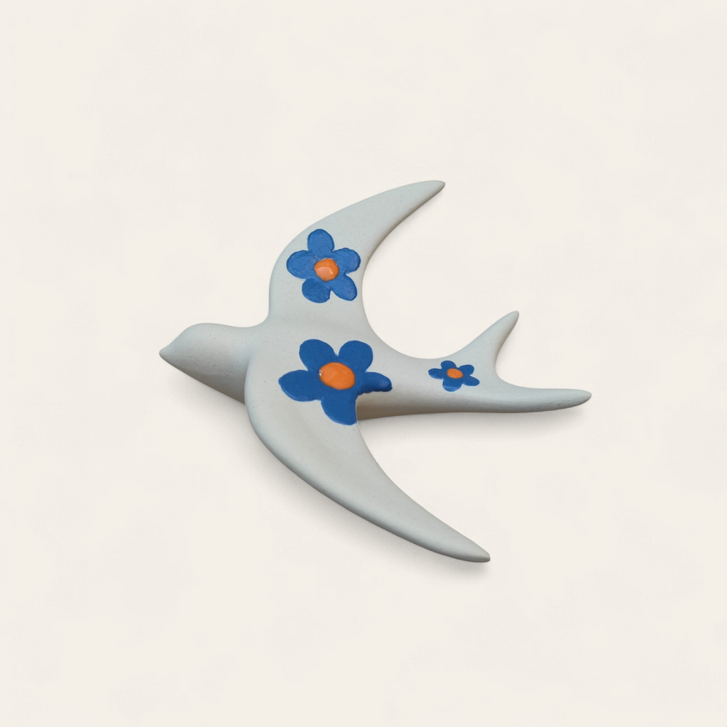 Hirondelle murale en porcelaine mate – Décoration artisanale haut de gamme, motif floral