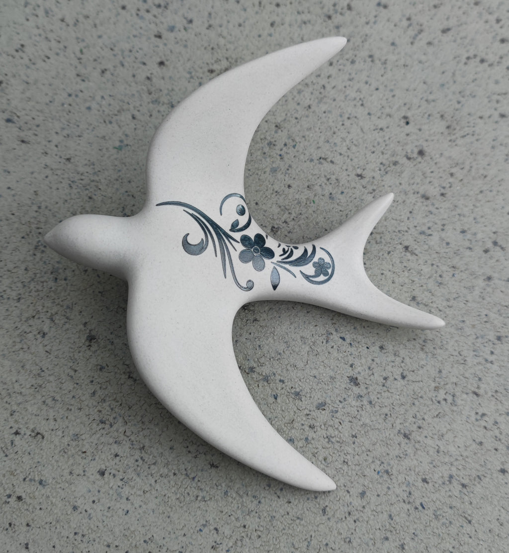 Hirondelle murale en porcelaine vitrifiée – Finition naturelle & gravure florale d’art ✨