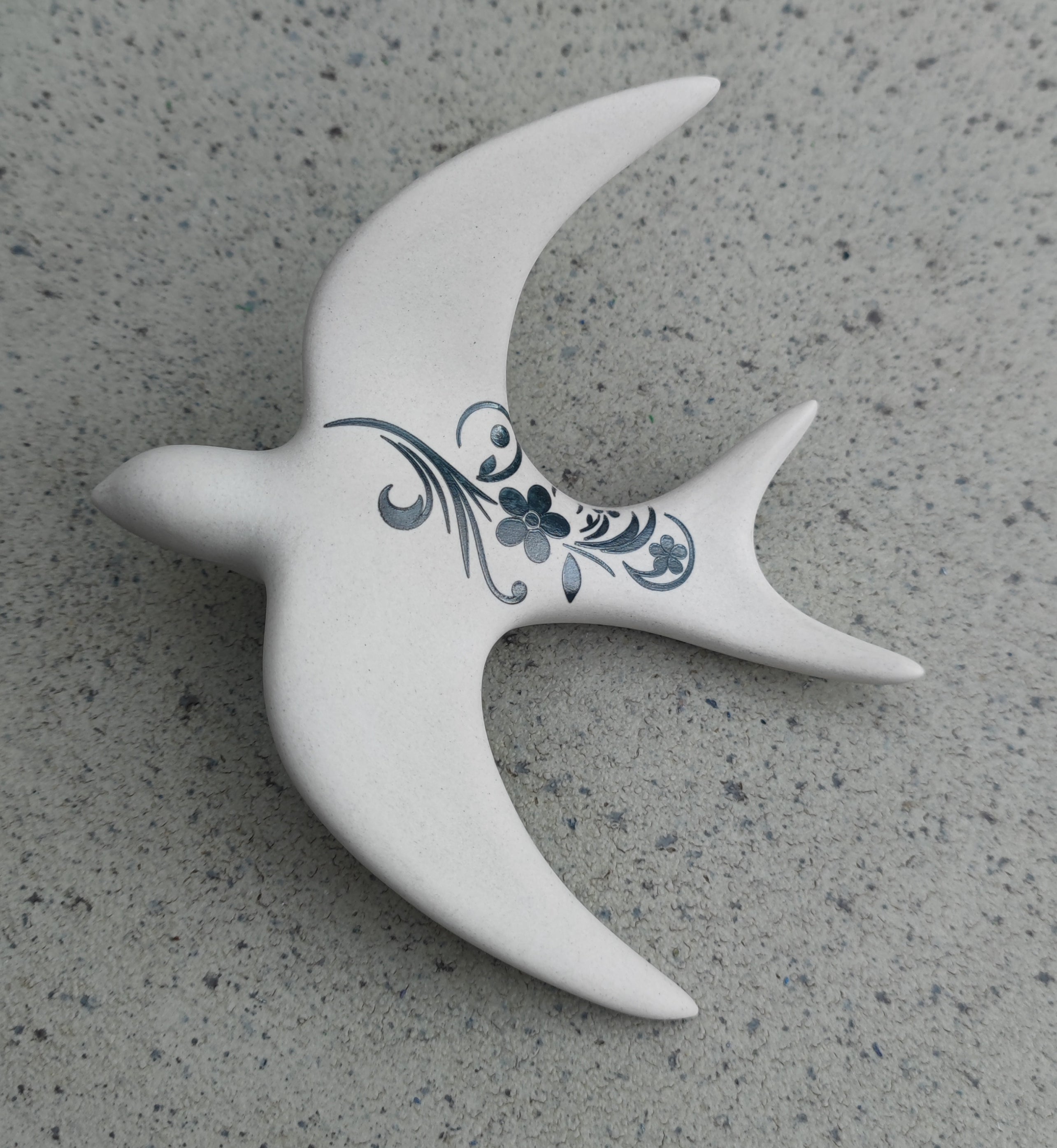 Hirondelle murale en porcelaine vitrifiée – Finition naturelle & gravure florale d’art ✨