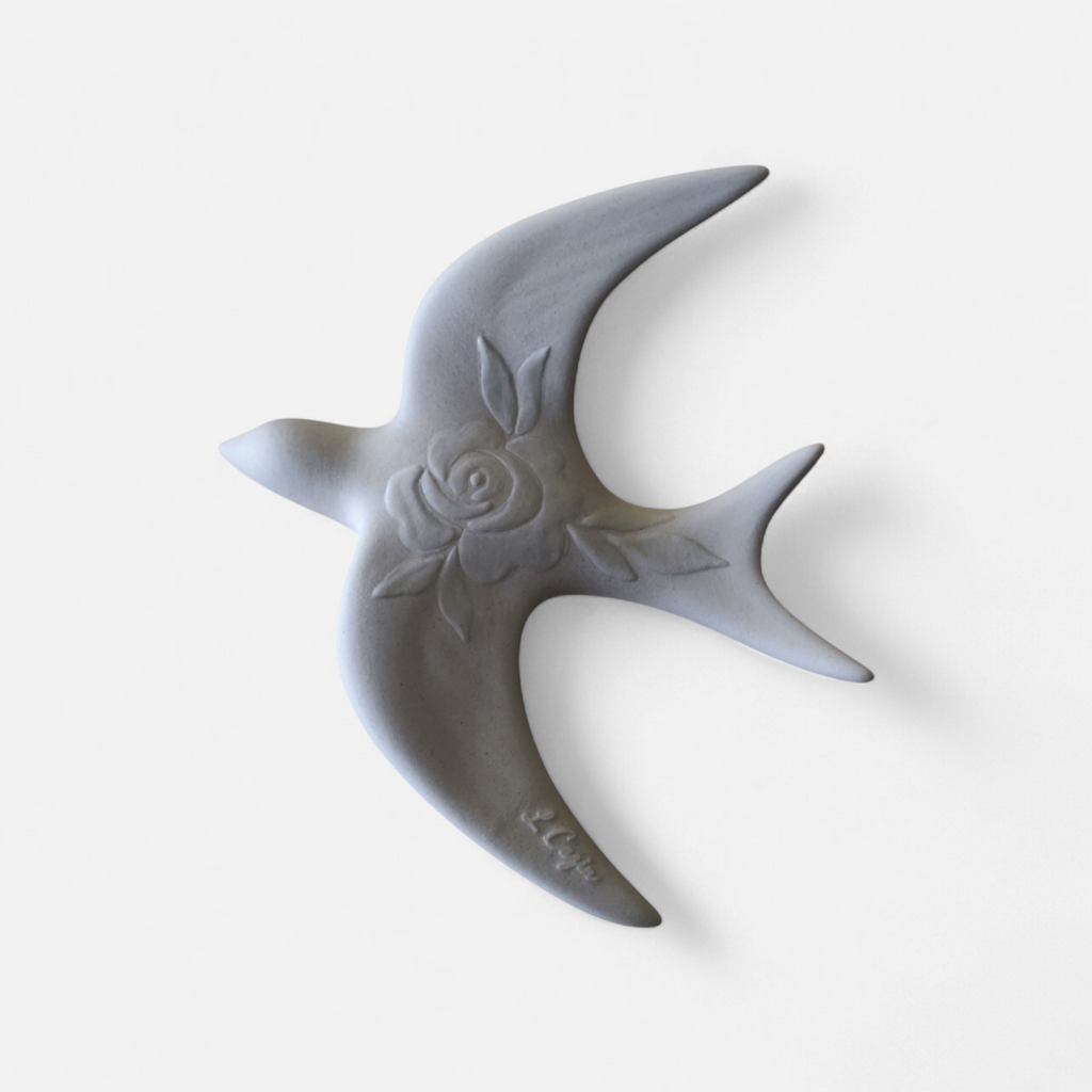 Hirondelle murale en porcelaine mate – Décoration artisanale haut de gamme, motif floral