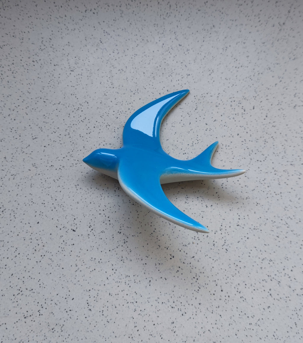 Hirondelle murale en porcelaine bleu – Décoration artisanale intérieure / extérieure